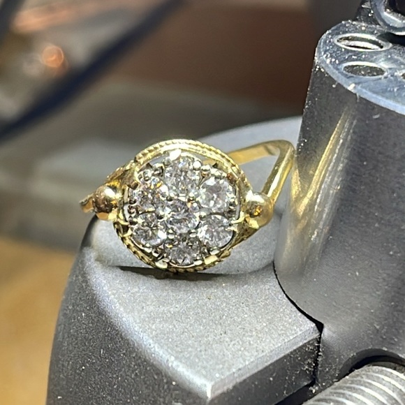 18k Flower Diamond Cluster Ring - Picture 3 of 11